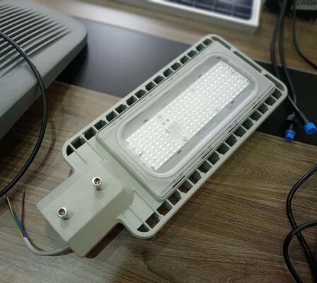 Đèn LED chiếu sáng đường phố năng lượng mặt trời 80-100W Battery 70AH Panel 100W * 2 tấm