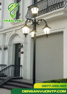 Trụ cột đèn lồng chùa ngoài đường