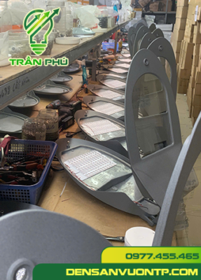 Ảnh chụp đèn cá mập được mở nắp, cho thấy hình ảnh chip LED bên trong vỏ đèn đường.