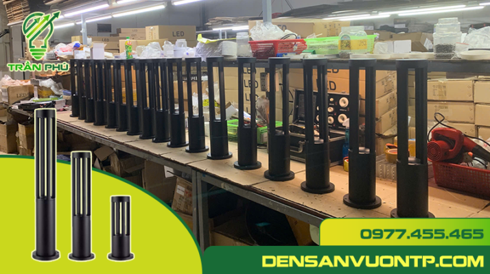 Ảnh chụp một dàn đèn trụ sân vườn được dựng trên bàn xưởng sản xuất đèn của Công ty CP Chiếu Sáng Trần Phú