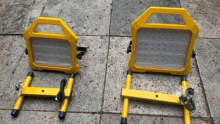 pha đèn xách tay 50W bên trái và bên phải là 100W
